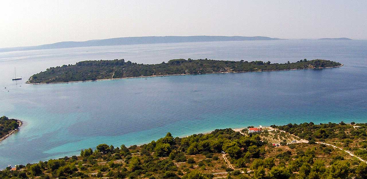 Insel Fumija und die Reste des Benediktiner Klosters - Riviera Okrug-Trogir